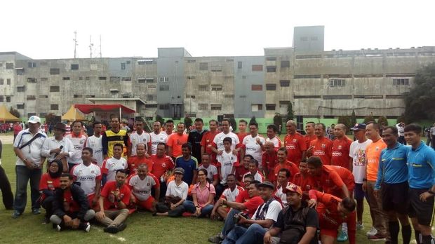 Hadiri Festival MH Thamrin, Anies Main Bola Lawan Legenda Persija