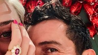 Keduanya berselfie, namun hanya memperlihatkan mata mereka saja. Foto: Instagram Katy Perry
