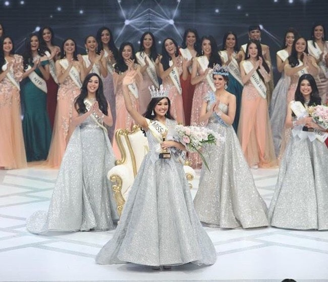 Princess Mikhaela Audrey Megonondo resmi menjadi Miss Indonesia 2019 di malam final yang digelar pada Jumat (15/2/2019). Ia pun cantik berbalut ball gown bernuansa metalik. Foto: Instagram