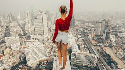 Masih Eksis, Wanita Ini Selfie di Ketinggian yang Bikin Kaki Ngilu