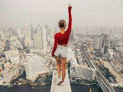 Masih Eksis, Wanita Ini Selfie di Ketinggian yang Bikin Kaki Ngilu