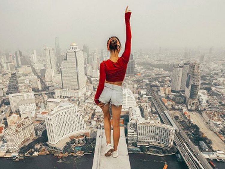 Masih Eksis, Wanita Ini Selfie di Ketinggian yang Bikin Kaki Ngilu