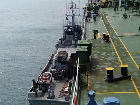 KRI Koarmada I menangkap kapal kargo yang lego jangkar tanpa izin di perairan Bintan, Kepri