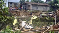 Longsor terjadi di Kampung Ciapus Permeha, Desa Sukamakmur, Kecamatan Ciomas, Kabupaten Bogor, Jawa Barat, pada Jumat (15/2/2019) malam.