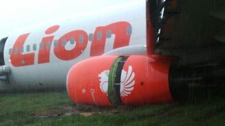Lion Air Tergelincir di Bandara Supadio, 2 Penumpang Sempat Dibawa ke RS Lion Air Tergelincir di Bandara Supadio, 2 Penumpang Sempat Dibawa ke RS