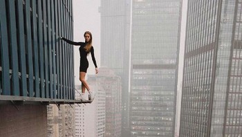 Bersama sang kekasih, Nikolau suka menjelajah pencakar langit di berbagai lokasi termasuk Hong Kong.  (Foto: Instagram/angela_nikolau)