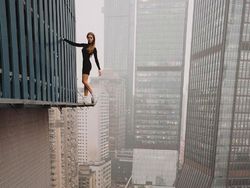 Masih Eksis, Wanita Ini Selfie di Ketinggian yang Bikin Kaki Ngilu