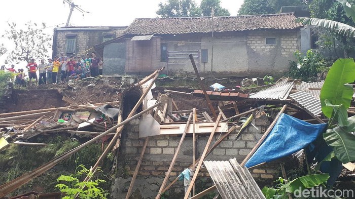 Cerita Saksi saat Longsor Timbun Rumah di Bogor