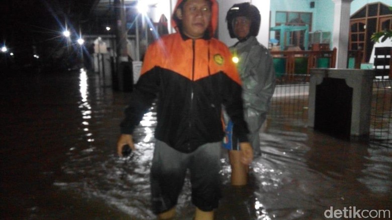 Diguyur Hujan Lebat, Belasan Rumah Tergenang Banjir di Sleman Diguyur Hujan Lebat, Belasan Rumah Tergenang Banjir di Sleman