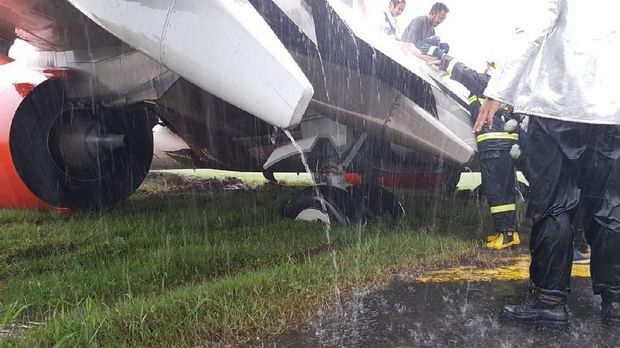 Pesawat yang Tergelincir di Pontianak Ditarik ke Hanggar