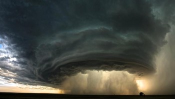 Angin tornado seperti kapal luar angkasa. (Foto: Brightside)