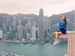 Masih Eksis, Wanita Ini Selfie di Ketinggian yang Bikin Kaki Ngilu