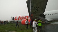 Pesawat Lion Air dilaporkan tergelinci di Bandara Supadio, Pontianak, Kalimantan Barat, Sabtu (16/2/2019). Istimewa/Twitter/@akbaridheIF.