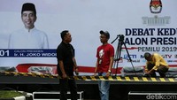 Pada debat kedua ini hanya capres yang akan tampil dan akan menjelaskan visi dan misi mereka dengan tema debat terkait isu energi, pangan, sumber daya alam, lingkungan hidup dan kehutanan, serta infrastruktur.
