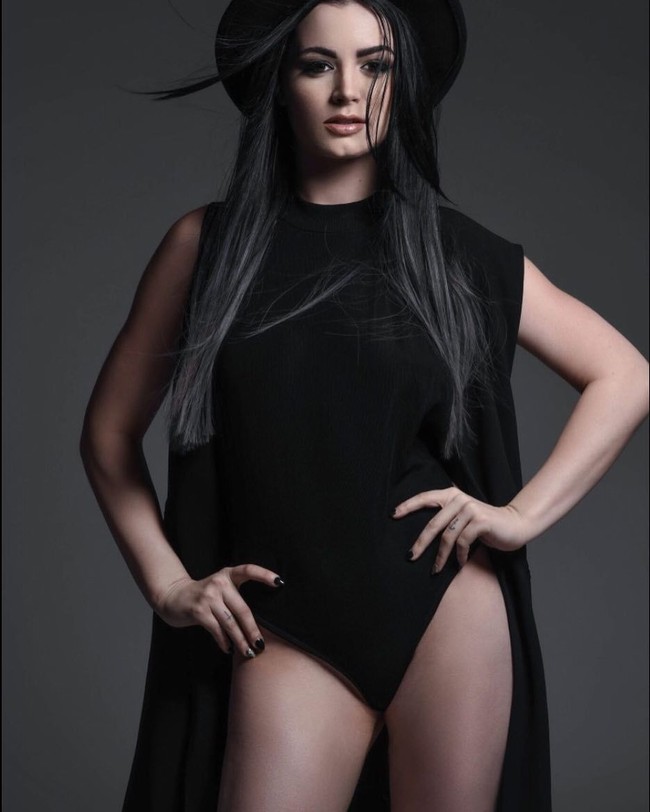 Kini Paige pun mulai merambah dunia fashion dengan merilis toko busana yang dinamakan Saraya yang menjual kaus, topi, hingga hoodie. Foto: Instagram @realpaigewwe