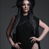 Kini Paige pun mulai merambah dunia fashion dengan merilis toko busana yang dinamakan Saraya yang menjual kaus, topi, hingga hoodie. Foto: Instagram @realpaigewwe
