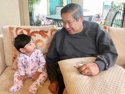 Cute! Momen SBY Dihibur Cucu Saat Jaga Ani Yudhoyono Cute! Momen SBY Dihibur Cucu Saat Jaga Ani Yudhoyono
