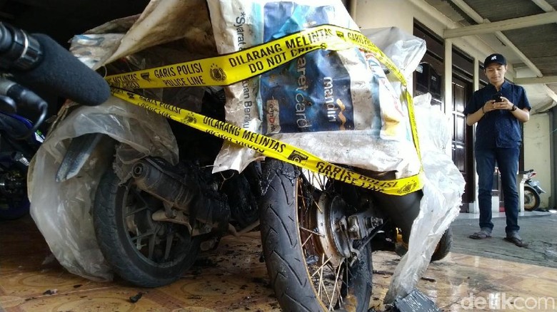 Polisi Semarang Sita Korek di TKP 2 Motor Dibakar Orang Misterius Polisi Semarang Sita Korek di TKP 2 Motor Dibakar Orang Misterius