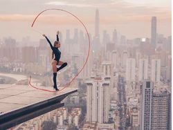 Masih Eksis, Wanita Ini Selfie di Ketinggian yang Bikin Kaki Ngilu