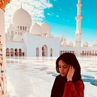 Berhijab di Depan Masjid, Camila Cabello Dapat Pujian