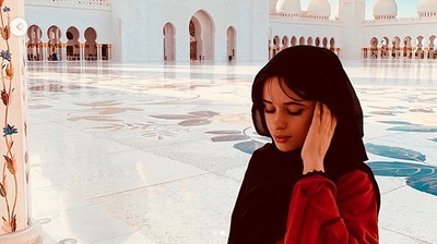 Katy Perry Pamer Cincin Tunangan, Pose Camila Cabello Berhijab di Depan Masjid