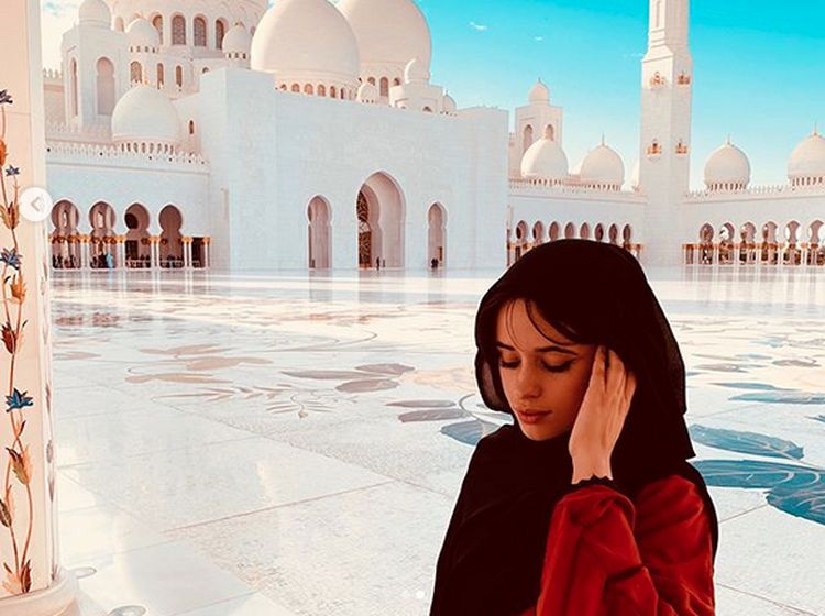 Katy Perry Pamer Cincin Tunangan, Pose Camila Cabello Berhijab di Depan Masjid