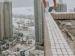 Masih Eksis, Wanita Ini Selfie di Ketinggian yang Bikin Kaki Ngilu