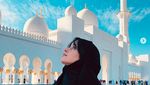 Penampilan Cantik Camila Cabello Berhijab di Depan Masjid