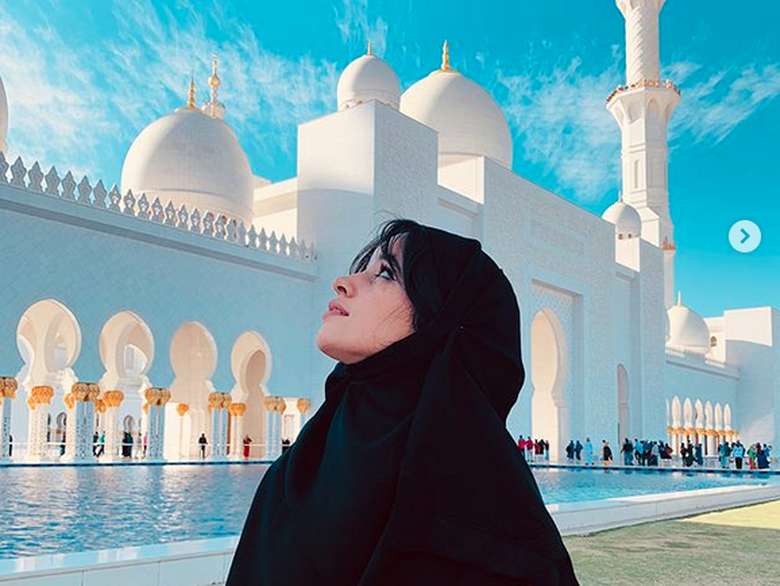Berhijab di Depan Masjid, Camila Cabello Tuai Pujian Berhijab di Depan Masjid, Camila Cabello Tuai Pujian
