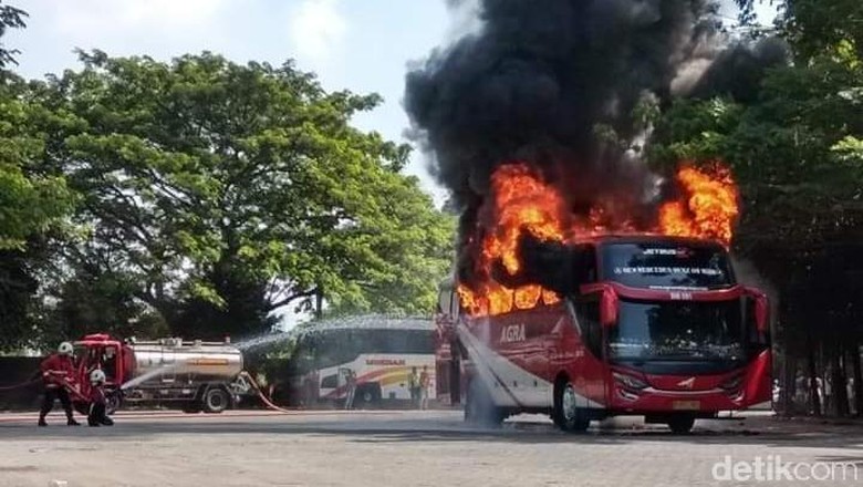 Diduga Korsleting, Bus Agra Mas Terbakar di Terminal Bojonegoro Diduga Korsleting, Bus Agra Mas Terbakar di Terminal Bojonegoro