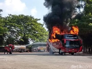 Api Menyala-nyala, Lahap Habis Bus Eksekutif Agra Mas