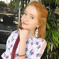 Melalui akun YouTube  Life with MaK, Makenna Kelly yang memiliki lebih dari 1,3 juta subscriber ini bisa menghasilkan hingga $1,000 atau sekitar Rp 14 jutaan juta per hari. Makenna adalah salah satu YouTuber cilik yang sukses berkat video ASMR. Selain dari iklan, diperkirakan jika Makenna menerima penghasilan dari permintaan perusahaan atau konten bersponsor. Foto: Instagram @lifewithmak2005