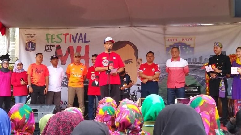 Hadiri Festival MH Thamrin, Anies Main Bola Lawan Legenda Persija Hadiri Festival MH Thamrin, Anies Main Bola Lawan Legenda Persija