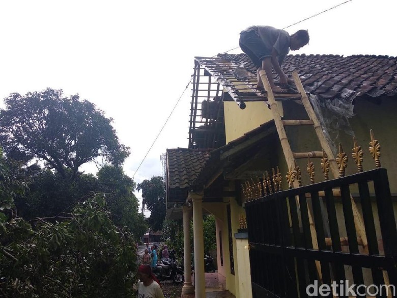 Hujan Disertai Angin Kencang Picu Pohon Tumbang dan Atap Beterbangan Hujan Disertai Angin Kencang Picu Pohon Tumbang dan Atap Beterbangan