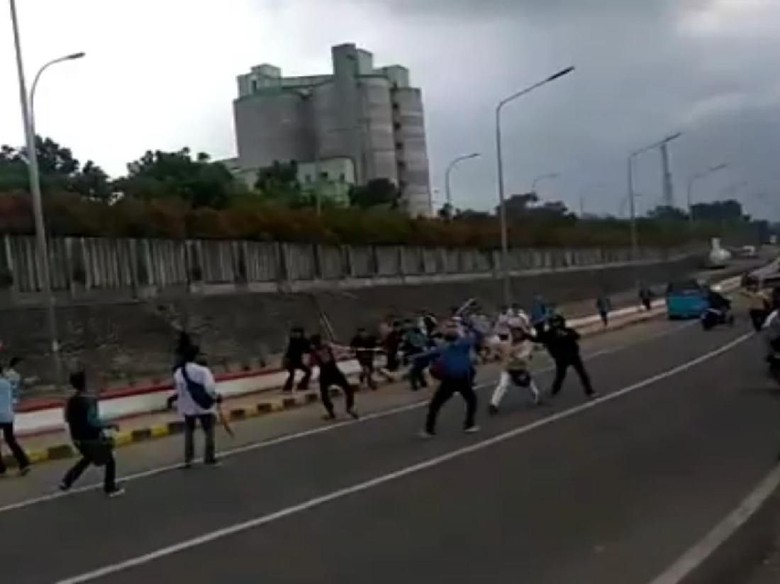 Video Tawuran Ramai di Medsos, 4 Pelajar Sukabumi Ditangkap Video Tawuran Ramai di Medsos, 4 Pelajar Sukabumi Ditangkap