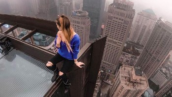 Terkadang aku memanjat bangunan begitu saja tanpa membawa kamera hanya untuk melihat matahari terbit atau tenggelam, pungkas dia. Tapi tentu saja, aksi Angela ini tidak pantas ditiru karena sangat membahayakan diri sendiri. (Foto: Instagram/angela_nikolau)