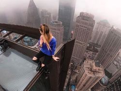 Masih Eksis, Wanita Ini Selfie di Ketinggian yang Bikin Kaki Ngilu