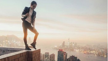 Beberapa tahun yang lalu namanya begitu viral karena kerap menjelajah ketinggian di gedung-gedung bersama sang kekasih, Ivan Kuznetsov. (Foto: Instagram/angela_nikolau)