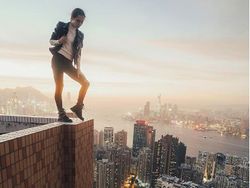 Masih Eksis, Wanita Ini Selfie di Ketinggian yang Bikin Kaki Ngilu