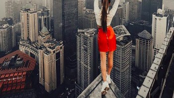 Ia berfoto tanpa mengenakan pengamanan apapun.  (Foto: Instagram/angela_nikolau)