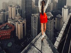 Masih Eksis, Wanita Ini Selfie di Ketinggian yang Bikin Kaki Ngilu