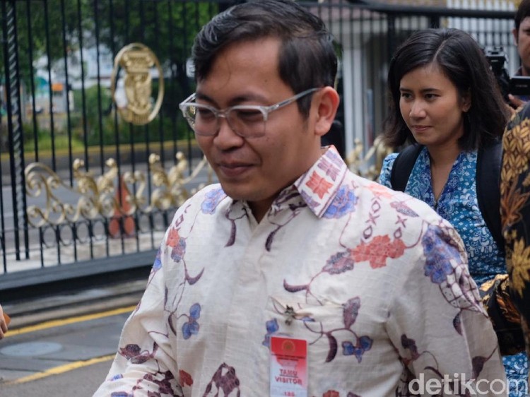 CEO Bukalapak Achmad Zaky usai menemui Presiden Jokowi di Istana, Jakarta, Sabtu (16/2/2019) CEO Bukalapak Achmad Zaky usai menemui Presiden Jokowi di Istana, Jakarta, Sabtu (16/2/2019)
