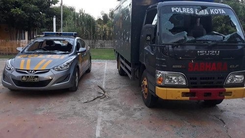 Warga Kecamatan Sape, Nusa Tenggara Barat (NTB), menggelar demonstrasi yang berakhir bentrokan dengan aparat. Ujung dari bentrokan tersebut adalah kemarahan warga hingga akhirnya merusak markas dan kendaraan dinas Polsek Sape.