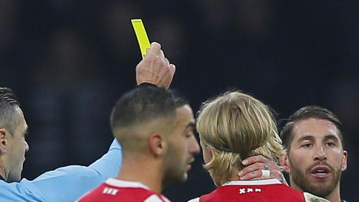 Sergio Ramos saat dapat kartu kuning di laga kontra Ajax Amsterdam (AP Photo/Peter Dejong)