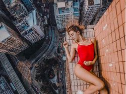 Masih Eksis, Wanita Ini Selfie di Ketinggian yang Bikin Kaki Ngilu