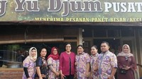 Setelah menikmati makanan, Sri Mulyani juga menyempatkan diri untuk berfoto bersama pegawai Gudeg Yu Djum.  Istimewa/Dok. Instagram Sri Mulyani.