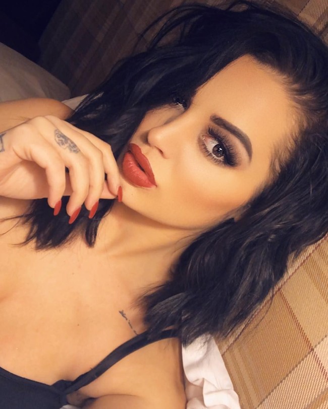 Tentu saat itu dia tidak membuka internet dan berpikir aku adalah wanita paling cantik dan paling sukses di dunia. Itu membukakan mataku pada banyak hal. Aku seperti, Aku akan membiarkan video ini menghalangiku? ujarnya. Foto: Instagram @realpaigewwe