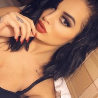 Tentu saat itu dia tidak membuka internet dan berpikir aku adalah wanita paling cantik dan paling sukses di dunia. Itu membukakan mataku pada banyak hal. Aku seperti, Aku akan membiarkan video ini menghalangiku? ujarnya. Foto: Instagram @realpaigewwe