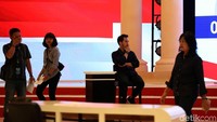 Sejumlah pembahasan pun dilakukan dengan panelis dan moderator, agar tak ada kesalahan moderator saat menyampaikan pertanyaan.