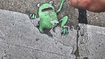 Zinn kerap menumpahkan kekreatifannya di sebuah jalanan. (Foto: Instagram/davidzinn)